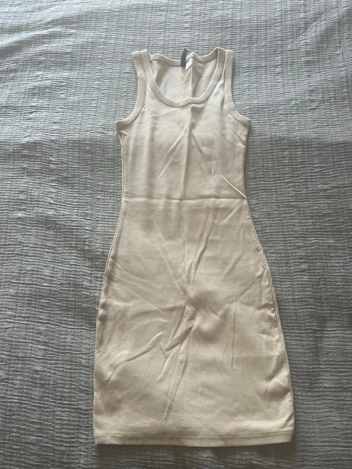 Beige ribbad ärmlös klänning