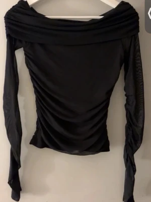 Topp - Svart offshoulder topp från Gina! Använd fåtal ggr 💗