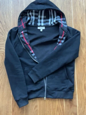 Burberry zip hoodie  - Nyskick använd ett fåtal gånger🙌.          Storlek M⭐️