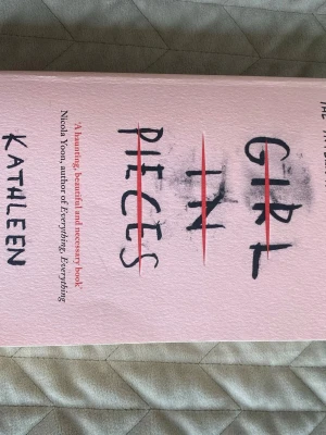 Girl in Pieces av Kathleen Glasgow - Girl In Pieces av Kathleen Glasgow som handlar om en 17-årig tjej som förlorat många människor under en kort period men som försöker läka från alla trauman.