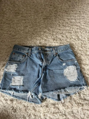 ljusblåa jeansshorts - ljusblåa jeansshorts med uppsprättningar