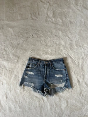 Jättesnygga blåa  jeansshorts ifrån Zara -  Jättefina mellan midjade/ högmidjade blåa jeans shorts ifrån märket Zara i storlek 34(xs) som är i mycket bra skick och som är perfekta till sommaren🌸 De är håliga, korta och har en bra passform. De är unika, klassiska och passar till allt🤍 Skriv om funderingar, lämna gärna omdöme och priset kan diskuteras lite😊