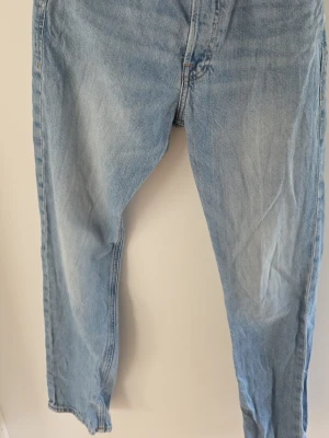Ljusblå jack and jones jeans - Klassiska ljusblå jeans med rak passform och fem fickor. W29 L32