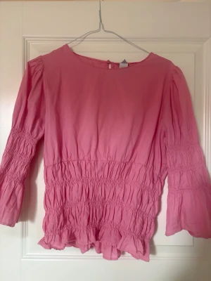 Rosa  blus med volang - Supersöt rosa blus med detaljer i midjan och på ärmarna🌸🌸