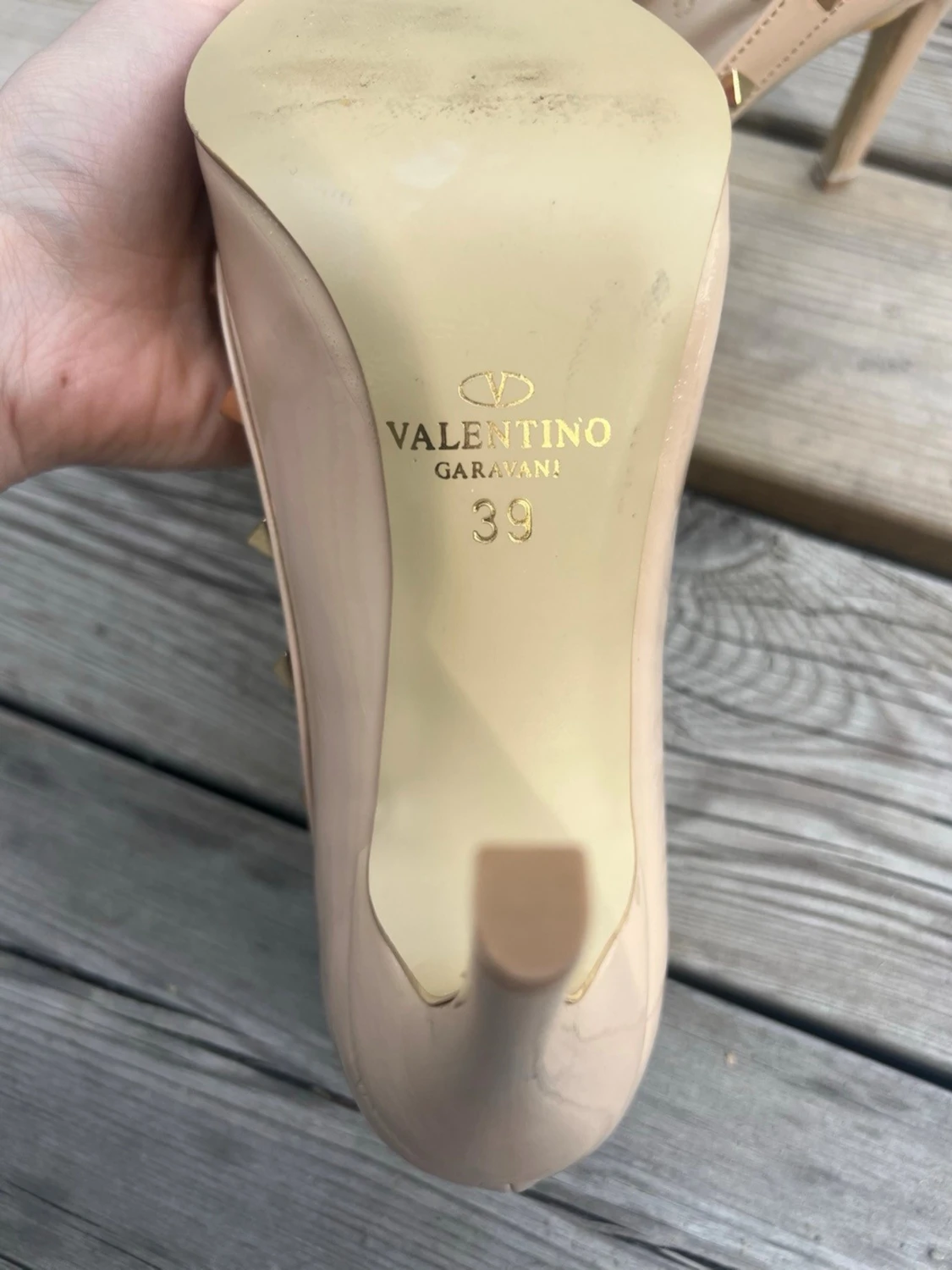 Beige lackpumps med nitar - 2