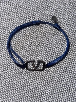 Valentino armband - Säljer detta justerbara armband som är väldigt svårt att få tag på~ riktigt snyggt till sommar outfits och populärt.