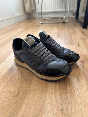 Valentino sneakers - Helt nya Valentino rockrunners. Har box nere i källaren viket ja skickar med. Och vid minsta lilla fundering kontakta mig. Pris kan diskuteras och ja fraktar inom 24h🚚
