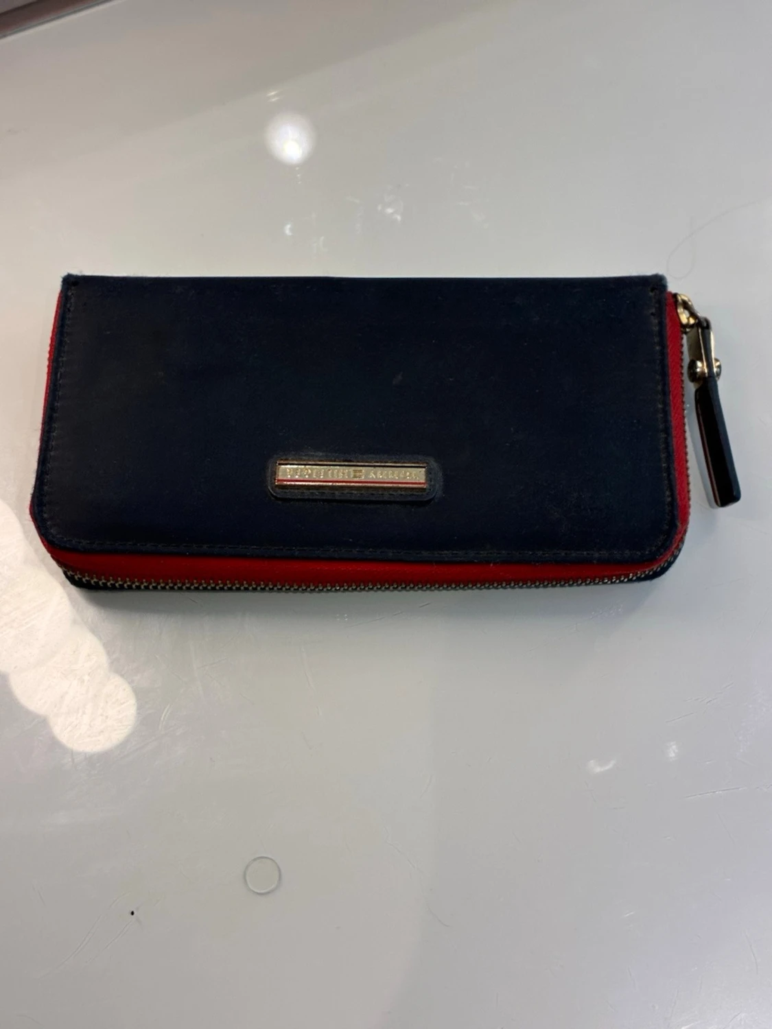 Marinblå Tommy Hilfiger plånbok med röd kant