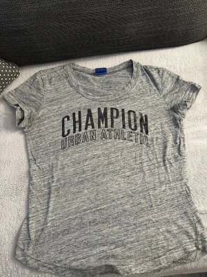 Champion t shirt - Såå fin t shirt! 🩶