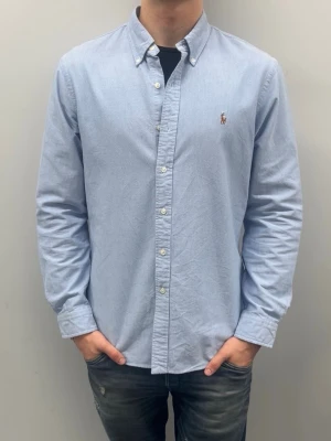 Ralph lauren skjorta | Slimfit - Fint skick utan några defekter | modellen är 185 cm lång och väger ca 75 kg och den är lite för stor. | storlek L, Slimfit. Fraktar oftast samma dag🚚📦