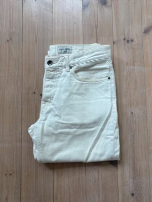 Vita raka jeans från Tiger of Sweden - Säljer ett par vita jens från Tiger of Sweden i storlek W32. Inga konstigheter, du får varmt höra av dig vid frågor! 