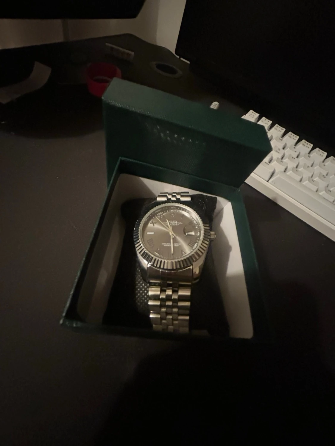 Silverfärgad klocka datejust