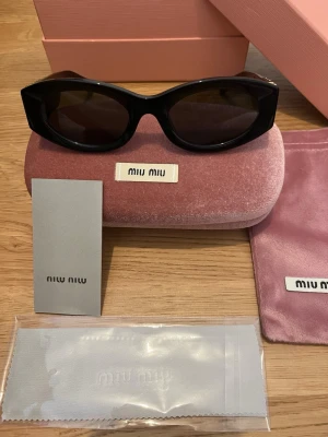 Miu Miu Glimpse solglasögon - Helt nya Miu miu Glimpse solglasögon svarta  SMU 11W 1AB5S0  Se bilder för fler detaljer  Köpta i Köpenhamn Strøget