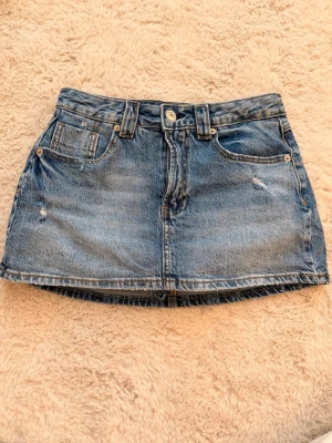 Jeans kjol - Helt ny och oanvänd kjol ifrån stradivarius i storlek 34. Säljer då storleken inte passade mig💕Pris går att diskutera!