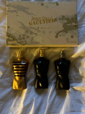 Jean Paul Gaultier  - Ett exklusivt set från Jean Paul Gaultier som innehåller 3 stycken 40 ml flaskor. Dessa 3 är endast testade och där av helt fulla. Köptes på Sephora för $350 men säljs till ett fantastiskt pris. Skriv gärna vid frågor, det går att köpa endast en och priset kan diskuteras😊 de kan även köpas styck ifall intresse finns