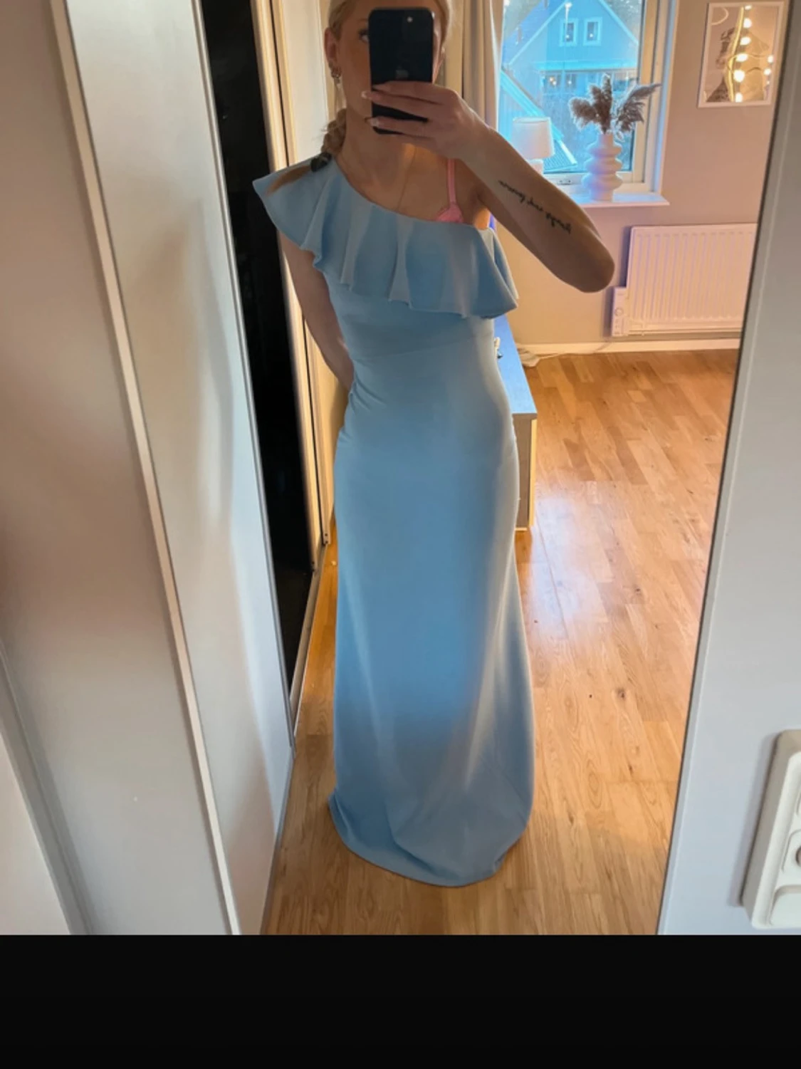 Ljusblå långklänning oneshoulder