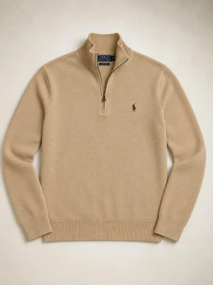 Beige halvzip tröja från Polo Ralph Lauren - Klassisk beige stickad tröja från Polo Ralph Lauren med halv dragkedja och broderad logga på bröstet. Tröjan har ribbade muddar och hög krage, perfekt för lager på lager. Tillverkad i mjukt material som ger en clean och stilren look.