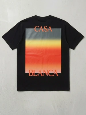 Svart t-shirt från Casablanca - Svart t-shirt från Casablanca med färgglatt tryck i rött, gult och orange på både bröstet och ryggen. T-shirten har klassisk passform och korta ärmar. Perfekt för dig som gillar statement-plagg och snygga färgkombinationer.