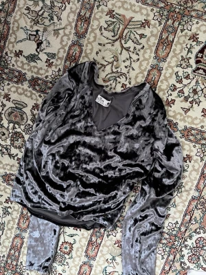 Grå sammetstopp med v-ringning - Säljer en grå långärmad topp från Monki i mjuk sammet. Toppen har v-ringning och är croppad vilket ger en trendig look. Perfekt att styla med jeans eller kjol för en cool vibe.