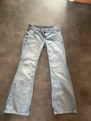 Lågmidjade jeans  - Super fina lågmidjade jeans fådd weekday i modellen Nova. Storlek 27/32.❤️