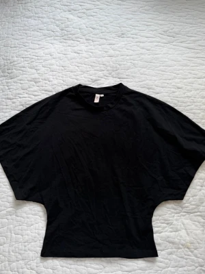 Svart loose t-shirt - En svart t-shirt, aldrig använd då jag inte gillar passformen. Inga fler bilder eftersom det ligger i flyttlåda.