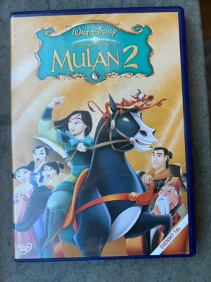 Mulan 2 dvd - Mulan 2 DVD med svenskt tal. Filmen har en speltid på 75 minuter. Produktionsår 2004.  Finns på språk: Svenska, Finska, Engelska, Isländska   OBS!! skivorna är begagnade så det kan förekomma repor/hairlines på skivorna, men då jag kollar igenom alla filmer jag säljer garanterar jag att alla funkar felfritt om inget annat står! :)