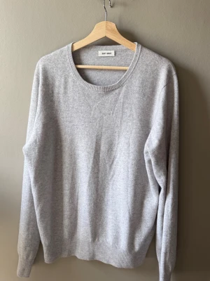 Soft goat stickad tröja  - Stickad tröja från Soft Goat. Fint skick, storlek XXL/185 passar L/XL, köpt för 2995. 