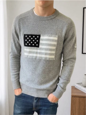 Gant USA tröja Grå - Säljer en sjukt fet och populär USA tröja från gant i förgen grå. Tröjan är i mycket bra skick och sitter i strl 13-14 vilket motsvarar ungefär S. Hör gärna av er vid frågor eller funderingar!! 