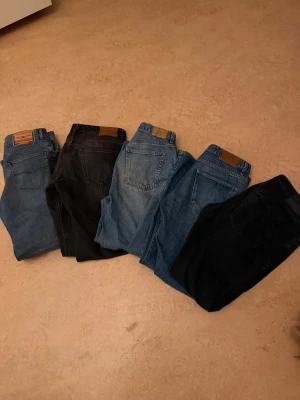 Flera par jeans i olika blå nyanser - Säljer flera par klassiska jeans i olika blå och svarta nyanser. Alla har raka ben, femficksmodell och läderpatch bak i midjan. Perfekta för dig som gillar tidlös stil och vill ha flera alternativ i garderoben.  Allt från weekday till Jack and Jones samt disel, storlekar mellan 31-34 ungefär 