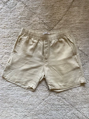 Beiga shorts i linne - Snygga beiga shorts i linne från Samsoe Samsoe. Storlek M. Nypris 1300kr. 