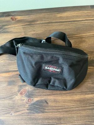 Magväska från Eastpak - Svart magväska från Eastpak