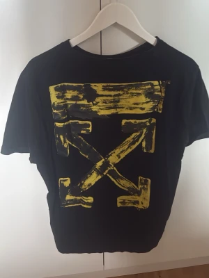 Svart Off-White t-shirt 2020 - Svart t-shirt från Off-White med gul text på bröstet där det står 'Off-White 2020'. .