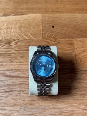 Klocka  - En jättefin datejust 41mm med en fin ljusblå dial skicka bara en pris det går att diskutera 