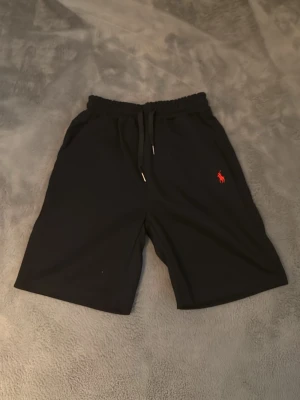 Svarta shorts från Polo Ralph Lauren - Svarta shorts från Polo Ralph Lauren. De står M men de passa som S 