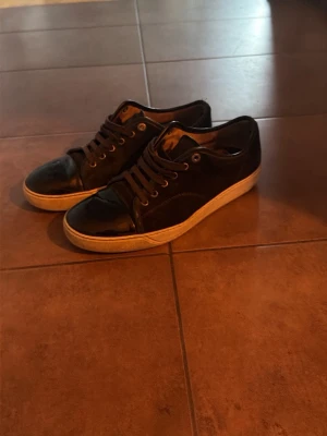 Svarta sneakers med vita sulor lanvin - Inte tvättade på bilderna men löser innan köp 