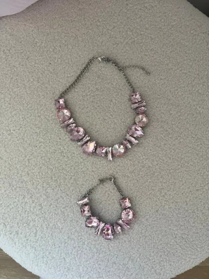 Rosa halsband och armband - Jättesnyggt matchande halsband och armband från guldfynd! Använt 1 gång, ej äkta silver