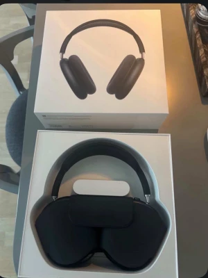 Apple AirPods Max navy blue - Snygga Apple AirPods Max i navy blue med elegant design och mjuka öronkuddar. Bygeln är vadderad och har ett mesh-tyg för extra komfort. Hörlurarna är tillverkade i aluminium och har en stilren finish. Perfekta för musik, gaming eller film.