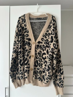 Leopard kofta - En fin kofta som inte är använd. Bra material som inte är plastigt eller konstigt.
