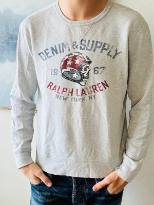 Ralph Lauren tröja  - Riktigt snygg Ralph lauren tröja. Finns en liten fläck men inget man märker vid användning! Modellen på bilden är 190 och väger 85. Vid köp av fler erbjuder jag alltid rabatt😊