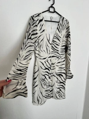 Zebra klänning  - Superfin klänning med zebramönster från Nelly med prislapp kvar, köptes på vinted men passade tyvärr inte❤️ bilderna är från tjejen jag köpte den av! 
