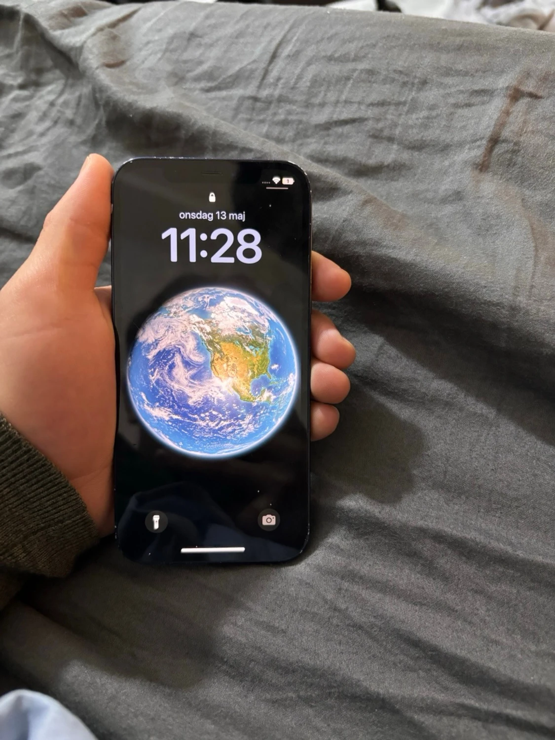 Svart iPhone 12 med dubbla kameror