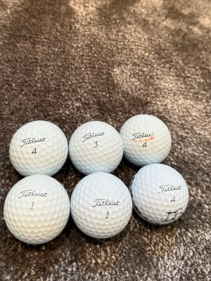 6 vita golfbollar från Titleist - Säljer sex stycken vita golfbollar från Titleist Klassisk rund form och tillverkade i slitstarkt material, perfekta för golfbanan. Har väldigt många så skriv hur många ni vill ha osen löser vi ett dunder pris😊🔥