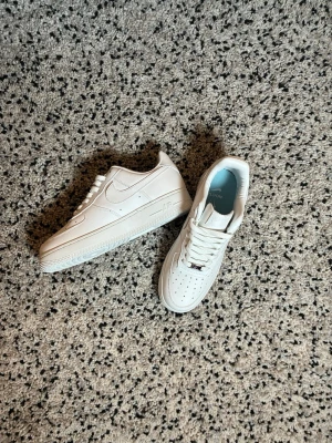 Nike Air Force 1 Nocta - Helt nya Ait force 1 Nocta, aldrig varit använda, dom passade inte därför vill hag bli av med dom. Perfect för sommaren ⭐️👀