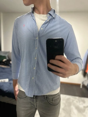 Blårutig skjorta från Polo Ralph Lauren - Schysst blårutig Raffe skjorta med rosa logga Storlek M passar S/Xs, Modell 193cm - 85kg - Bär storlek M. Skriv vid frågor/funderingar 😇