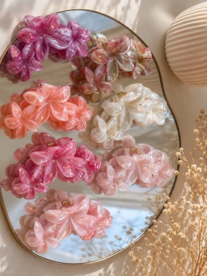 Färgglada blomformade hårklämmor - Säljer flera stora hårklämmor i plast med blommig design. Finns i färger som lila, rosa, persika, vit och mixade nyanser. Perfekt accessoar för att lyfta din frisyr med en söt och trendig touch. Klämmorna har en glansig finish och är formade som blomblad.Skriv privat för färg!