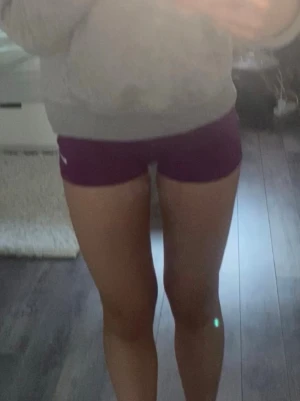 Lila nike pro shorts - Fina lila nike shorts som inte kommit till användning alls då jag inte gillar färgen lila💓