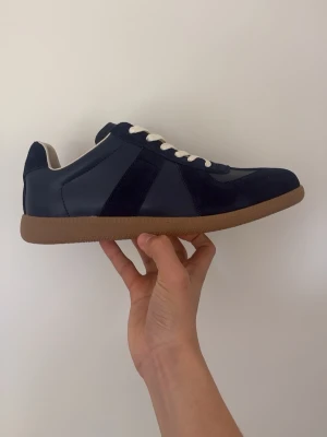 Mörkblå sneakers från Maison Margiela - Säljer ett par feta mörkblåa Maison margiela skor. De är helt nya och bara testade i hemma. Priset är inte hugget i sten. Skriv för mer frågor👌