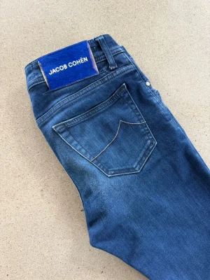 Jacob Cohen jeans - Ett par sjukt snygga Jacob Cohen jeans i den nyaste modellen. | Fint skick men lite använda, de syns på bilderna. | Modellen är 180.🌟