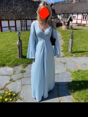 Maxiklänning Adoore - Fin ljusblå adoore klänning, endast använd en gång. Pris kan diskuteras❤️ 