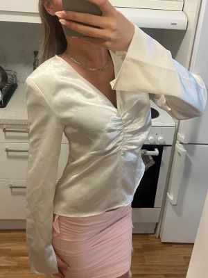 Glansig topp - Glansig topp med dragkedja på sidan 🎀💕🎀💕🎀💕